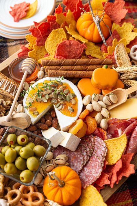 Fall Themed Charcuterie Board Fall Platter Ideas, Sunset Charcuterie Board, Fall Theme Charcuterie Board Ideas, Fall Appetizer Board, Pumpkin Theme Charcuterie Board, October Charcuterie Board, October Fest Charcuterie Board, Pumpkin Themed Charcuterie Board, Fall Themed Charcuterie Board Ideas