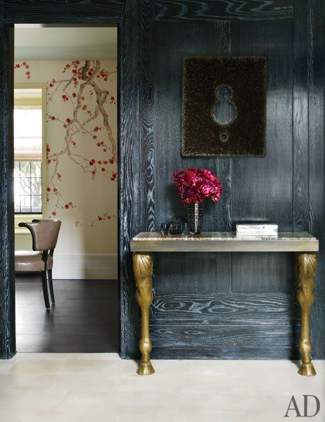 Cherry blossom walls. Ebonized oak paneling by Rafael de Cárdenas who decorates a London Mansion : Architectural Digest May 2013 Cerused Wood, London Mansion, Hall Entrada, Ebonized Wood, Oak Panels, Modern Console Tables, Modern Console, Country Chic, Eclectic Decor