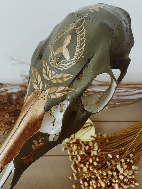 Painted Animal Skulls Ideas, Deer Skull Art Diy, Painted Horse Skull, Cow Skull Painting Ideas, Painting Bones, Savannah Core, Skull Decor Diy, Deer Crafts, Painted Deer Antlers