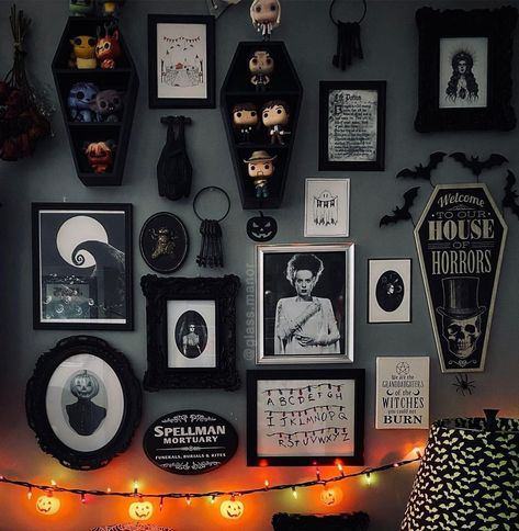 Spooky Bedroom Aesthetic, Halloween Themed Bedroom, Horror Bedroom, Spooky Bedroom, Glamorous Halloween, Gypsum False Ceiling, Plants Stand, Horror Room, Gothic Decor Bedroom