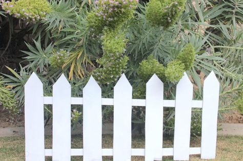 Clearwater Cottage: Easy Cardboard Picket Fence Decoration Cardboard Picket Fence Diy, Diy White Picket Fence Prop, Diy Picket Fence Decoration, Diy White Picket Fence, Farm Props, Picket Fence Ideas, Picket Fence Crafts, Cardboard Ideas, Nativity Costumes