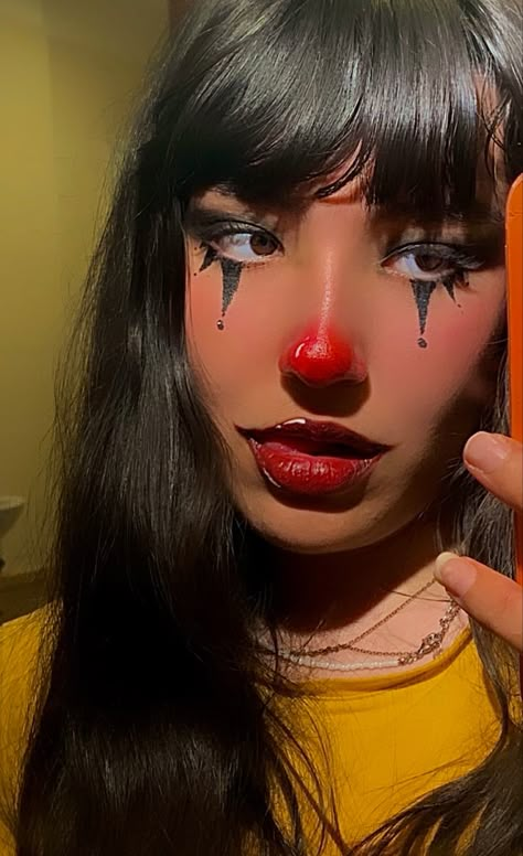 Cute Clown Makeup For Women, Red Clown Makeup, Clown Makeup Aesthetic, Girl Clown Makeup, Clown Makeup Looks, Aesthetic Clown, Clown Makeup Halloween, Cute Clown Costume, Halloween Clown Makeup