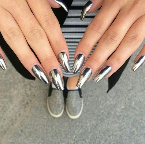 Chrome Silver Nails, Sleek Nails, Metallic Nail Designs, Nail Design 2023, Chrome Nails Silver, Silver Chrome Nails, Neutral Nails Acrylic, Matted Nails, Creative Tattoo Ideas