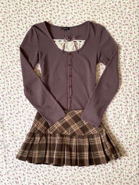 Feminine Mini Skirt Outfit, Milkmaid Outfit Aesthetic, Checkered Skirt Outfit Aesthetic, Outfits With Checkered Skirt, Checkered Skirt Outfits, Checkered Mini Skirt Outfit, Final Girl Aesthetic Outfits, 2000s Autumn Outfits, Milkmaid Top Outfit