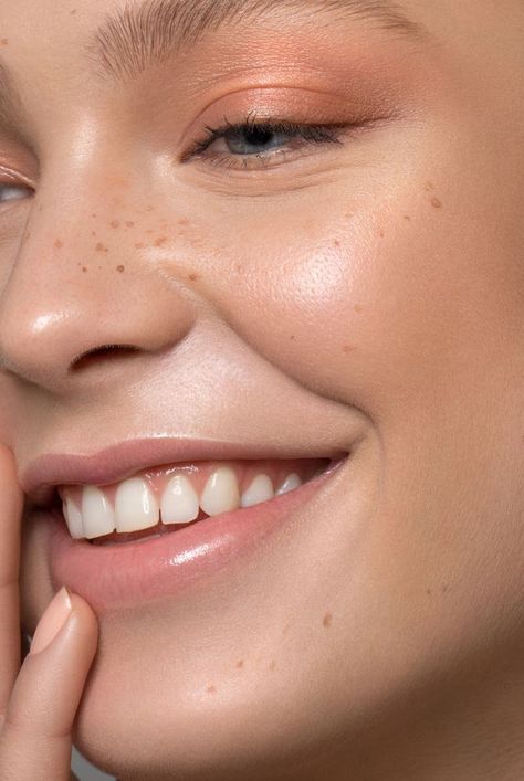 Follow this easy step-by-step tutorial for fake freckles makeup to apply fake freckles so they look natural, plus some of our favorite fake freckles products you can use. #beautyhacks #beautytips #details #makeuphacks #fauxfreckles  #womensfashion Freckles With Makeup, Freckle Makeup, Eyebrow Goals, Freckled Skin, Pro Makeup Tips, Eyebrows Goals, Fair Skin Makeup, Freckles Makeup, Fake Freckles