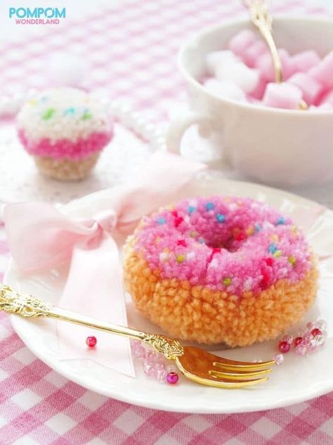 50+ Super Cute Crafts and DIY Ideas for Teens and Adults | Bre Pea Pom Pom Flamingo, Craft Ideas For Teens, Pompom Ideas, Pom Pom Cupcakes, Make A Pompom, Christmas Pom Pom Crafts, Pompon Diy, Pom Pom Animals, Easy Crafts For Teens