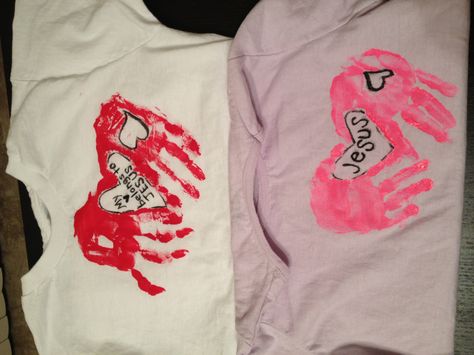 Valentine's Day handprint t-shirt craft. Hand Print Tshirt Ideas, Daycare Valentines, Handprint Shirt, Hug Shirt, Hug Tshirt, Hand Printed Shirt, Shirt Craft, Diy Photo Book, Vbs 2023