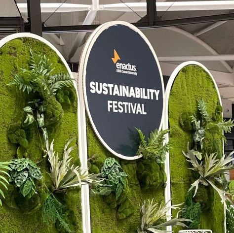 Visual Merchandising Artisans & Educators on Instagram: "Lush styling and staging for last weekend's @enactusecu Sustainability Festival @lakesidejoondalup 🌿 💚⁠ ⁠ A backdrop and stage area to share ideas, hold the speaker series and events for the festival. 🌿 💚⁠ ⁠ 🌿 Concept Design, Props & Styling by us⁠ 🌿 Stage @theoriginaleventcompany⁠ 🌿 Chairs @hiresociety⁠ 🌿 Print @centregraphics⁠ 🌿 Install Assist @cyclus⁠ ⁠ #designmerchants #designmerchantsperth #visualmerchandising #visualmerchandisingperth #lakesidejoondalup #enactusECU #retailactivation #perthretailactivation #perthcreatives #windowdisplay #prophireperth ⁠" Christmas Visual Merchandising Window, Sustainability Event Ideas, Sustainable Stage Design, Sustainable Event Design, Stage Backdrop Ideas, Sustainable Event, Stage Backdrop Design, Event Entrance, Props Concept