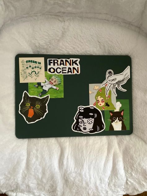 Laptop Case Aesthetic Stickers, Sticker Macbook Case, Stickers On Computer Aesthetic, Laptop Sticker Layout, Stickers On Macbook Aesthetic, Black Laptop Stickers Ideas, Macbook Case Aesthetic Stickers, Laptop Case Decoration, Mac Stickers Aesthetic