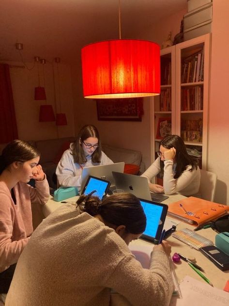 Study Session Aesthetic, Roast People, Bekväma Outfits, Friendship Group, Motivation Aesthetic, Study Session, Group Study, College Aesthetic, Studying Life