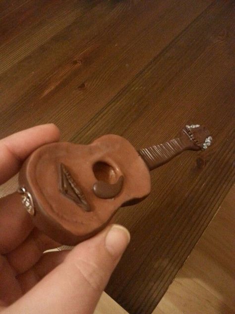 Guitar Clay Art, Air Dry Clay Guitar, Polymer Clay Guitar, Clay Guitar, Ceramic Guitar, Clay Pipes, Fimo Polymer Clay, Air Dry Clay Projects, Sculptures Céramiques