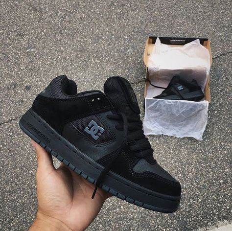 Dc Shoes Outfit, Tenis Dc, Dc Skate Shoes, Skater Shoes, Trendy Shoes Sneakers, All Black Shoes, Pretty Shoes Sneakers, Shoe Wishlist, Funky Shoes