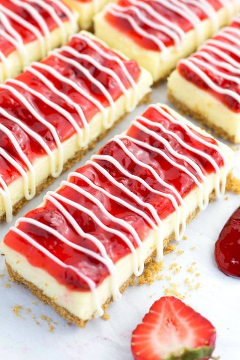 Philadelphia Snack Bars, Philadelphia Cheesecake Bars, Waffle Sauce, Fresh Strawberry Topping, Philadelphia Cheesecake, Cheesecake Bar, Strawberry Cheesecake Bars, Cheesecake Bar Recipes, Strawberry Dessert Recipes