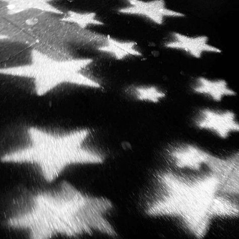 Fotografi Bawah Air, Black And White Stars, Gray Aesthetic, Look At The Stars, Black And White Aesthetic, Dark Photography, Black N White, Star Girl, White Aesthetic