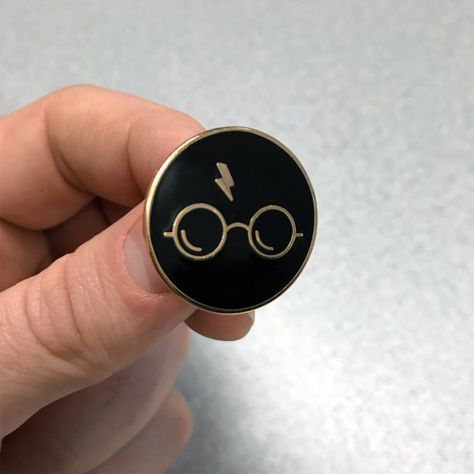 Harry Potter Pins Enamel, Harry Potter Pins, Harry Potter Badges, Harry Potter Jewelry, Harry Potter Pin, Harry Potter Baby, Jacket Pins, Harry Potter Outfits, Bag Pins