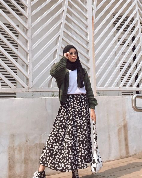 Outfit Pake Rok, Muslimah Fashion Outfits Casual, Plus Size Hijabi Outfits, Jeans Hijab, Modest Casual Outfits, Rok Plisket, Muslim Fashion Hijab Outfits, Hijabi Fashion Casual, Muslim Fashion Hijab