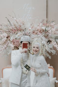 Foto Akad Nikah, Foto Lamaran, Cold Husband, Pose Pengantin, Muslim Wedding Photography, Muslimah Wedding Dress, Muslimah Wedding, Creative Styling, Wedding Photo Studio