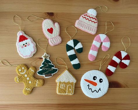 Punch Needle Christmas, New Year Home Decor, Christmas Fair Ideas, Felt Christmas Tree Decorations, Snowmen Ornaments, Fall Ornaments, Christmas Punch, Home Decor Christmas Gifts, Extra Yarn