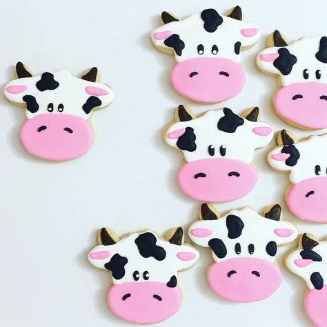 10 Genius Cookie Decorating Hacks Your Kids Can Easily Master - EatingWell Cookie Decorating Hacks, Kid Friendly Cookies, Cow Cookies, Farm Cookies, Cow Birthday Parties, Cow Cakes, Decorating Hacks, Cow Baby Showers, Paint Cookies