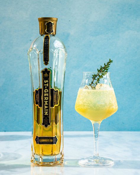 Bubbly and floral, this St Germain Spritz is the ideal refreshing cocktail! An easy way to use this elderflower liqueur, it takes only 3 minutes to make. #stgermain #stgermainspritz #spritz #cocktail #mixeddrink #summerdrink Elderberry Liquor, St Germain Cocktail Recipes, St Germain Cocktails, St Germain Cocktail, Girls Night Drinks, Spritz Cocktail, Cranberry Cocktail, Brunch Drinks, Happy Hour Drinks