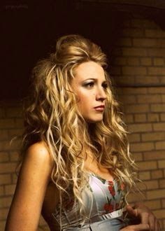 Bump up messy scrunch hairstyle Hairstyles Daily, Down Curly Hairstyles, Superhero Oc, 2018 Hair, Messy Curls, Long Hairstyle, Maternity Pics, 2015 Hairstyles, Haircut Styles