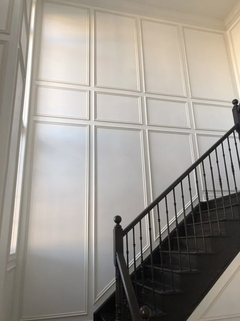 Hall Wainscoting, Painting Exterior House, Stair Moulding, Staircase Molding, Classic Moulding, Wall Molding Design, Exterior House Painting, Stair Paneling, Staircase Wall Decor