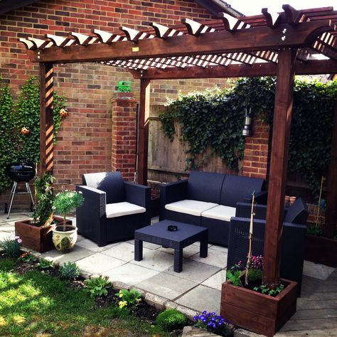 I like the planter boxes around the posts and the cherry color of the wood on this pergola! Wood Pergola Kits, Pergola Planter, Diy Pergola Kits, Vinyl Pergola, Cheap Pergola, Pergola Swing, Building A Pergola, Pergola Lighting, Cherry Color