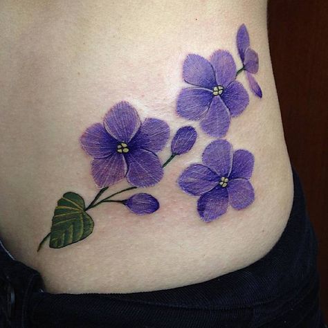 Violet Tattoos by pacotatuaria Violet Flower Tattoo, Tattoo Future, Purple Flower Tattoos, Violet Flower Tattoos, Birthday Tattoos, Violet Tattoo, Flor Tattoo, Cream Tattoo, Backpiece Tattoo