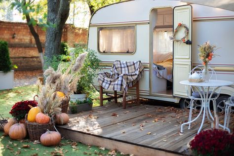 Thanksgiving is coming. In the flurry of preparations, it’s easy to lose sight of what’s really important: spending time with friends and family, some of whom we only see during these special holidays. Here are some tips from tiny house dwellers on how to create a successful and meaningful holiday, without the stress. Van Renovation, Beautiful Thanksgiving Table Settings, Rv Deck, Caravan Living, Travel Trailer Living, Evergreen Landscape, Caravan Makeover, Zen Den, Retro Caravan