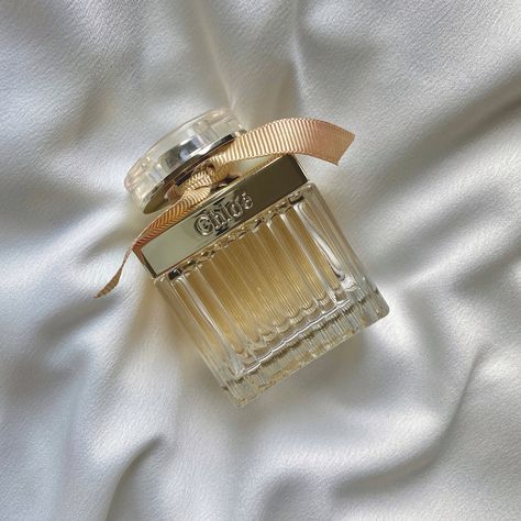 Perfume Aesthetic Photography, Chloe Parfum, Perfume Aesthetic, Parfum Victoria's Secret, Perfume Chanel, Chloe Perfume, Perfume Storage, Vanilla Perfume, Warm Fragrance