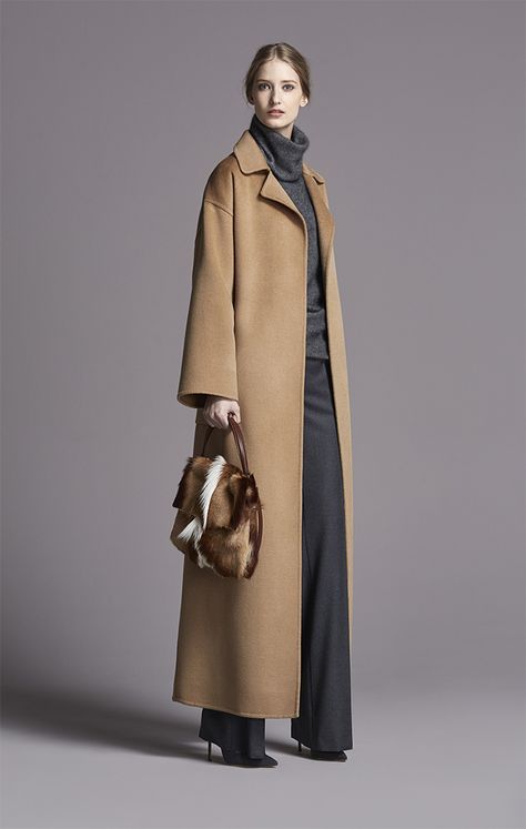 CH Collection Fall-Winter 2015 Women Long Camel Coat, Camel Coat Outfit, Ch Carolina Herrera, Stylish Coat, Mode Chic, Camel Coat, Coat Outfits, Mode Hijab, 가을 패션