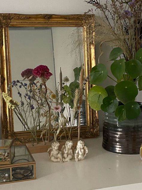 Gold Mirror Room Aesthetic, Ornate Room Decor, Gold And Plants Aesthetic, Vintage Chic Room Decor, Bedroom With Gold Mirror, Cherub Room Aesthetic, Vintage Gold Bedroom Decor, Classy Vintage Bedroom Aesthetic, Vintage Gold Mirror Decor