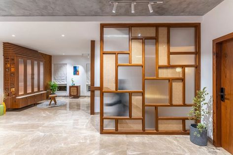 Optimize functionality with sleek white cabinetry and countertops. Integrate teak wood elements to Wood Wall Divider, Wood Partition Design, Glass Partition Designs, Modern Partition, Modern Partition Walls, Wood Partition, Interior Design Articles, Wall Partition Design, Wall Divider