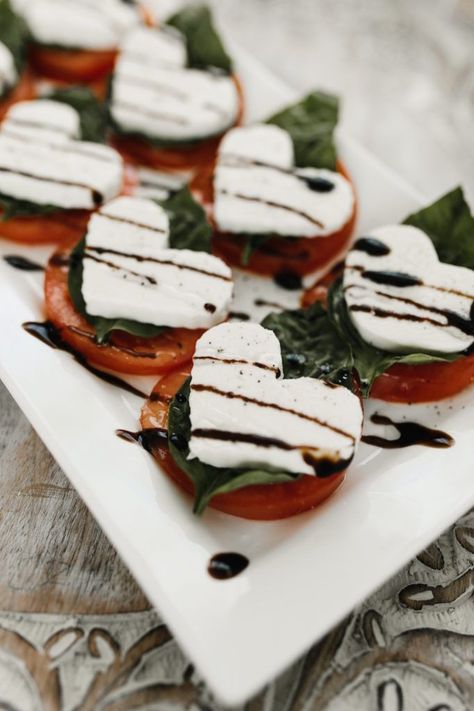 Caprese Has My Heart – Valentine’s Day Appetizer | Valentines day food ideas | valentines day food appetizer | at home valentines day ideas | at home valentines day food | caprese salad recipe | heart shaped food ideas | heart shaped food dinner | valentines day party appetizer | caprese appetizer valentines | KBStyled #valentinesday #capresesalad Valentines Party Food, Decorações Com Comidas, Charcuterie Inspiration, Valentine Dinner, Valentines Day Food, Cocktail Club, Valentines Food, Think Food, Snacks Für Party