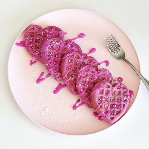 Barbie Waffles, Heart Shape Waffles, Pink Lunch Food, Heart Shaped Breakfast, Cute Waffles, Pink Waffles, Barbie Brunch, Heart Shaped Waffles, Heart Shaped Waffle Maker