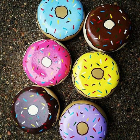 Rock Painting Ideas Round Rocks, Best Paint For Painting Rocks, Painted Rocks Kids Food, Food Painted Rocks Ideas, Donut Rock Painting, Painted Rocks M&m, Rock Painting Fruit, Donut Painted Rock, Cookie Rock Painting