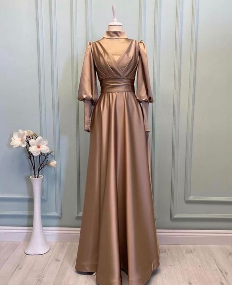 Model Dress Kebaya, Braidsmaid Dresses, Elegant Silk Dresses, Bridesmaids Ideas, Hijab Dress Party, Bride Dress Simple, Dress Pesta, Hijab Look, Simple Bridesmaid Dresses