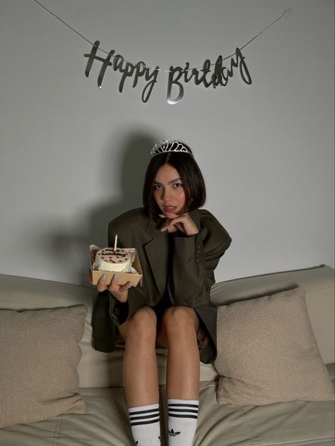 Birthday Photo Shoot Ideas At Home, Birthday Indoor Photoshoot Ideas, Birthday Photoshoot Ideas At Home, Sunset Photoshoot Ideas, Birthday Goals, Cute Birthday Pictures, 21st Birthday Photoshoot, Birthday Ideas For Her, Happy Birthday Girls