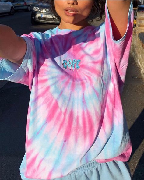 Tie Dye Shirts Color Ideas, Aesthetic Tye Dye, Tye Dye Ideas, Cute Tie Dye Shirts, Tie Dye Tutorial, Tie Dye Shirts Patterns, Ty Dye, Tie Die Shirts, Diy Tie Dye Designs