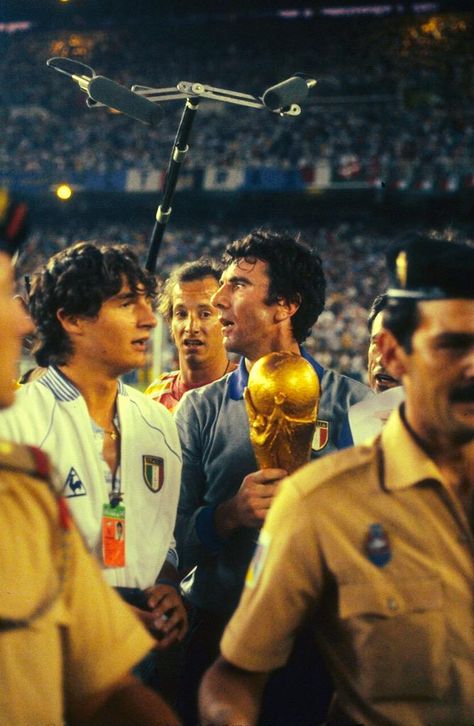 Dino Zoff, Italy World Cup, Fifa World Cups, 1982 World Cup, Paolo Rossi, Football Moments, Italian Football, Good Soccer Players, Football Memorabilia