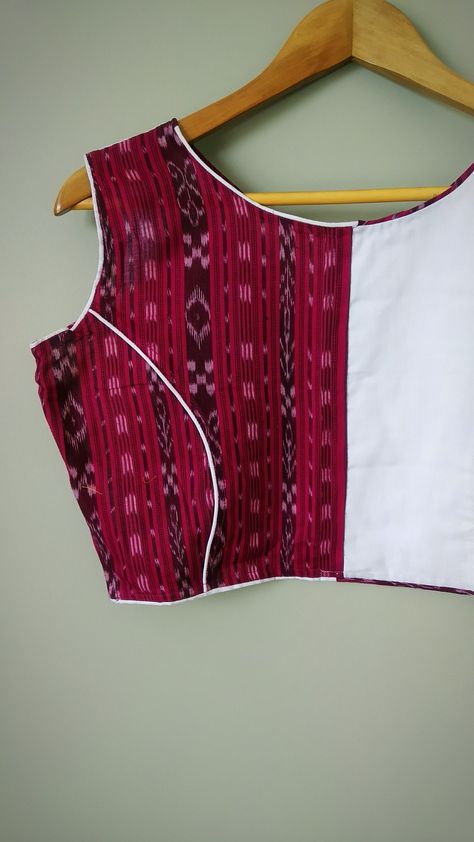 sambalpuri ikat designer saree blouse Sambalpuri Saree Blouse Design, Sambalpuri Blouse Design, Ethnic Aesthetic, Ikat Blouse Designs, Choli Blouse Design, Angrakha Kurta, Ikat Blouse, Designer Saree Blouse, Cotton Saree Blouse Designs