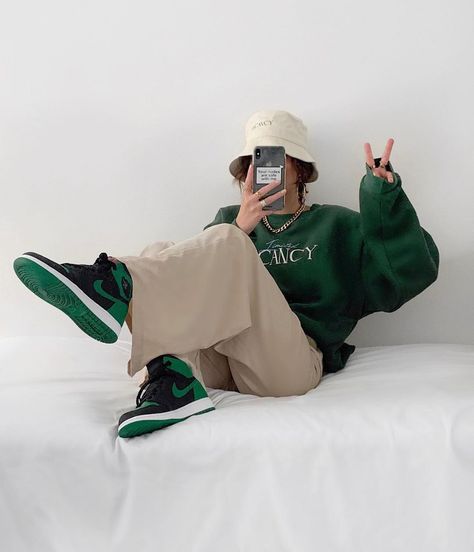 Pine Green Jordan 1 Outfit Women, Jordan 1 Pine Green Outfit, Pine Green Jordan 1 Outfit, Pine Green Jordan 1, Pine Green Outfit, Jordan 1 Pine Green, Air Jordan Outfit, Styling Jordans, Jordan 1 Outfit Women