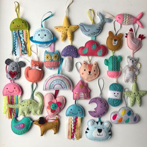 Folded Fabric, Felt Embroidery, Pola Sulam, Fabric Ornaments, Sewing Toys, Felt Toys, A Storm, Felt Christmas, Felt Ornaments