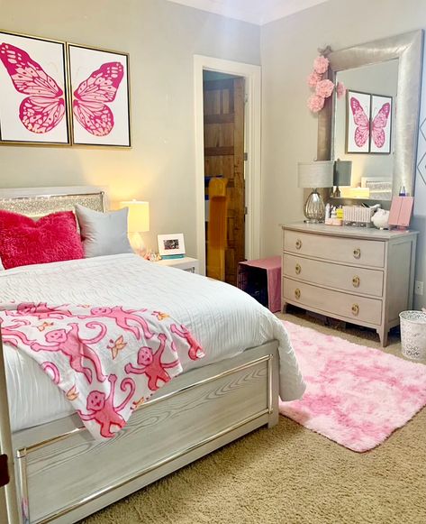 Preppy girls room. Hot Pink Room Aesthetic Preppy, Preppy Pink Room Ideas, Hot Pink And White Room Aesthetic, Preppy Pink Bedroom Ideas, Hot Pink And White Bedroom, Hot Pink Room Ideas, Hot Pink Room Aesthetic, Pink Preppy Bedroom, Preppy Girls Room