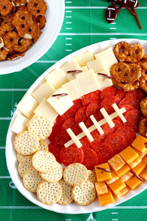 Football Charcuterie, Football Themed Snacks, Football Themed Food, Football Season Food, Tailgate Appetizers, Football Party Foods, Football Appetizers, Bowl Party Food, Party Platter