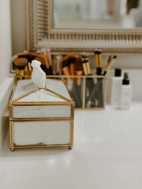 Makeup Organization In Bathroom, Vanity Styling Bedroom, Counter Makeup Organization, Vanity Decor Ideas Bedroom, Vanity Top Organization, Organizing Bathroom Countertop, Makeup Vanity Organization, Vanity Organization Ideas, Vanity Styling