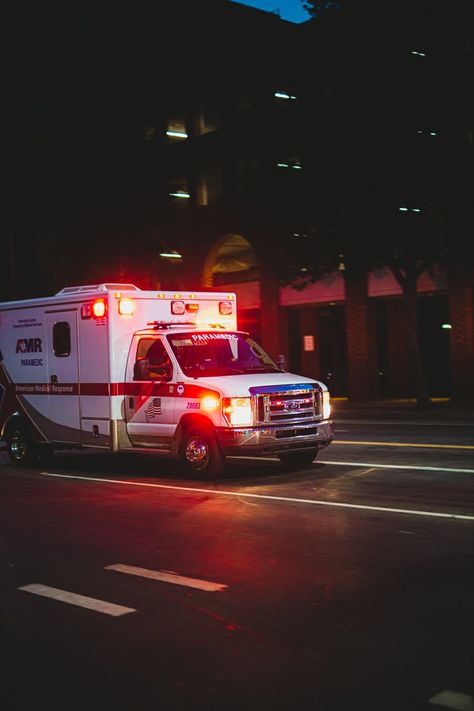 Emt Paramedic Aesthetic Wallpaper, Paramedics Aesthetic, Emt Paramedic Wallpaper, Firefighters Wallpaper, Ambulance Aesthetic, Emergency Aesthetic, Emt Paramedic Aesthetic, Wallpaper Hospital, Ambulance Photography