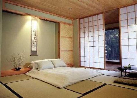 21 Simple Bedroom Ideas Saying No to Traditional Beds Traditional Japanese Bedroom, Japanese Bedroom Ideas, Japanese Bedroom Design, Japanese Inspired Bedroom, Japanese Style Bedroom, Japanese Bed, Japanese Bedroom, Tatami Room, Japanese Home Design