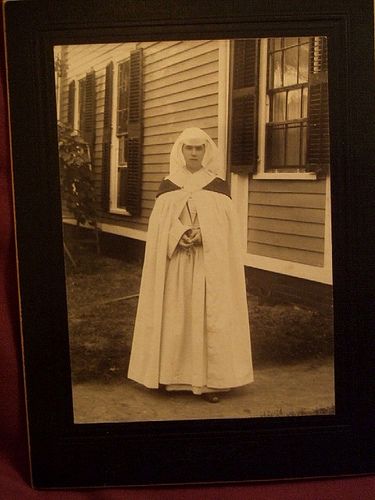 Daughter of the Holy Ghost | Flickr - Photo Sharing! Old Halloween Photos, Images Terrifiantes, Old Halloween Costumes, Creepy Halloween Costumes, Vintage Halloween Photos, Creepy Costumes, Creepy Vintage, Creepy Photos, Creepy Images