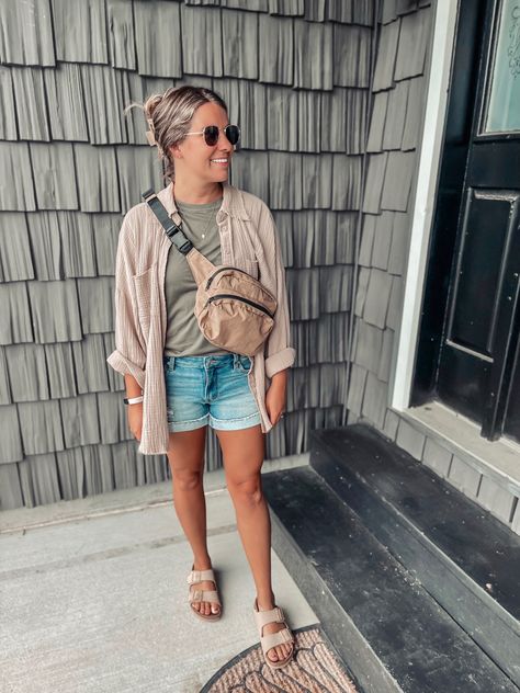 Birkenstock Arizona Outfit Street Styles, Spring Birkenstock Outfit, T Shirt And Jean Shorts Outfit, Camp Shorts Outfit, Birkenstock Women Outfit, Summer Outfits 30s, Womens Birkenstocks Outfit, Birkenstock Sandals Outfit Summer, Cool Summer Day Outfit